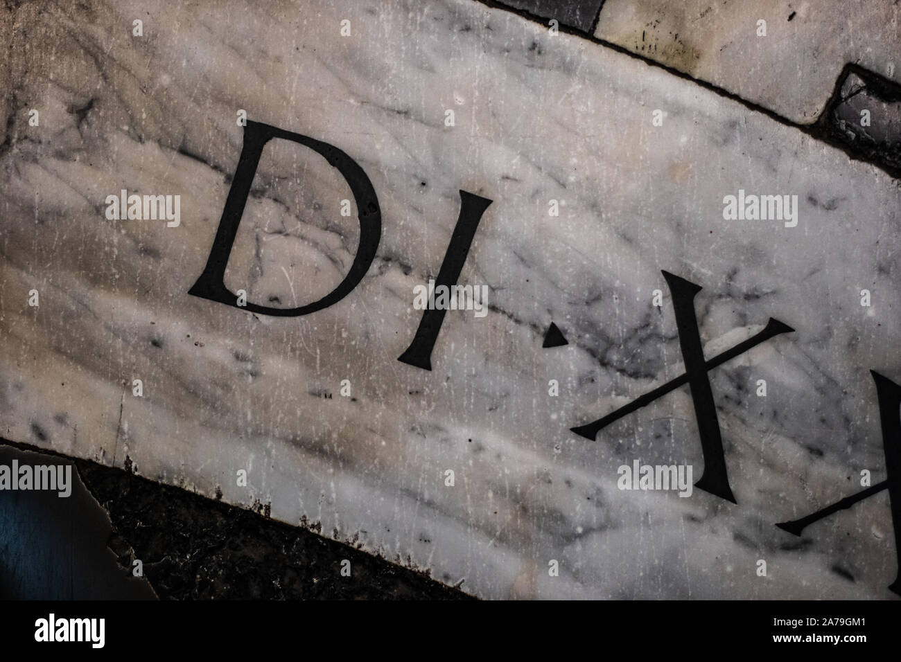 Vieux Romain italic nombre gravé sur la pierre de marbre Banque D'Images