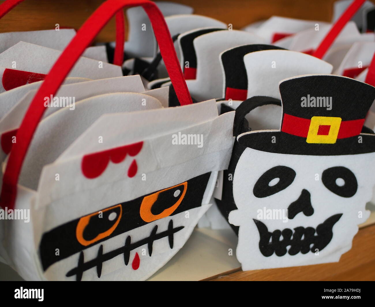 Collection de Spooky Halloween Trick ou traiter les sacs, Marks and Spencer, UK Banque D'Images