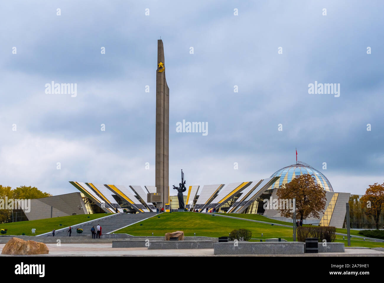 Minsk, Belarus - 13 octobre, 2019 : Héros Ville Minsk et obélisque monument situé près de Musée de la Biélorusse Grande Guerre Patriotique à Minsk, Bélarus Banque D'Images