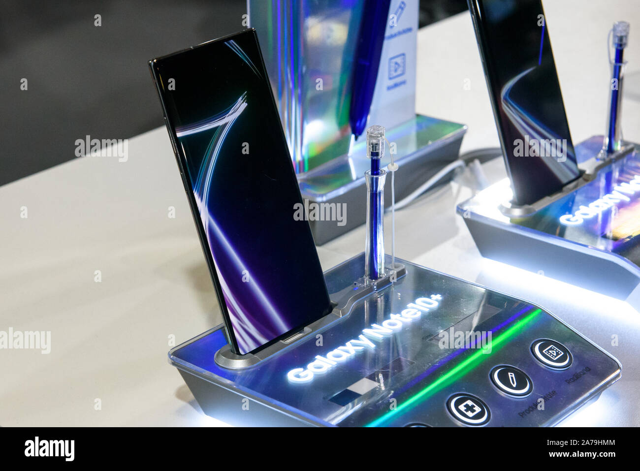 RIGA, Lettonie. 10 octobre 2019. Samsung Galaxy Note 10  + smartphone. Phablet Android conçu, développé, fabriqué et commercialisé par Samsung Electronics dans le cadre de la série Samsung Galaxy. RIGA PERS événement d'exposition. Banque D'Images