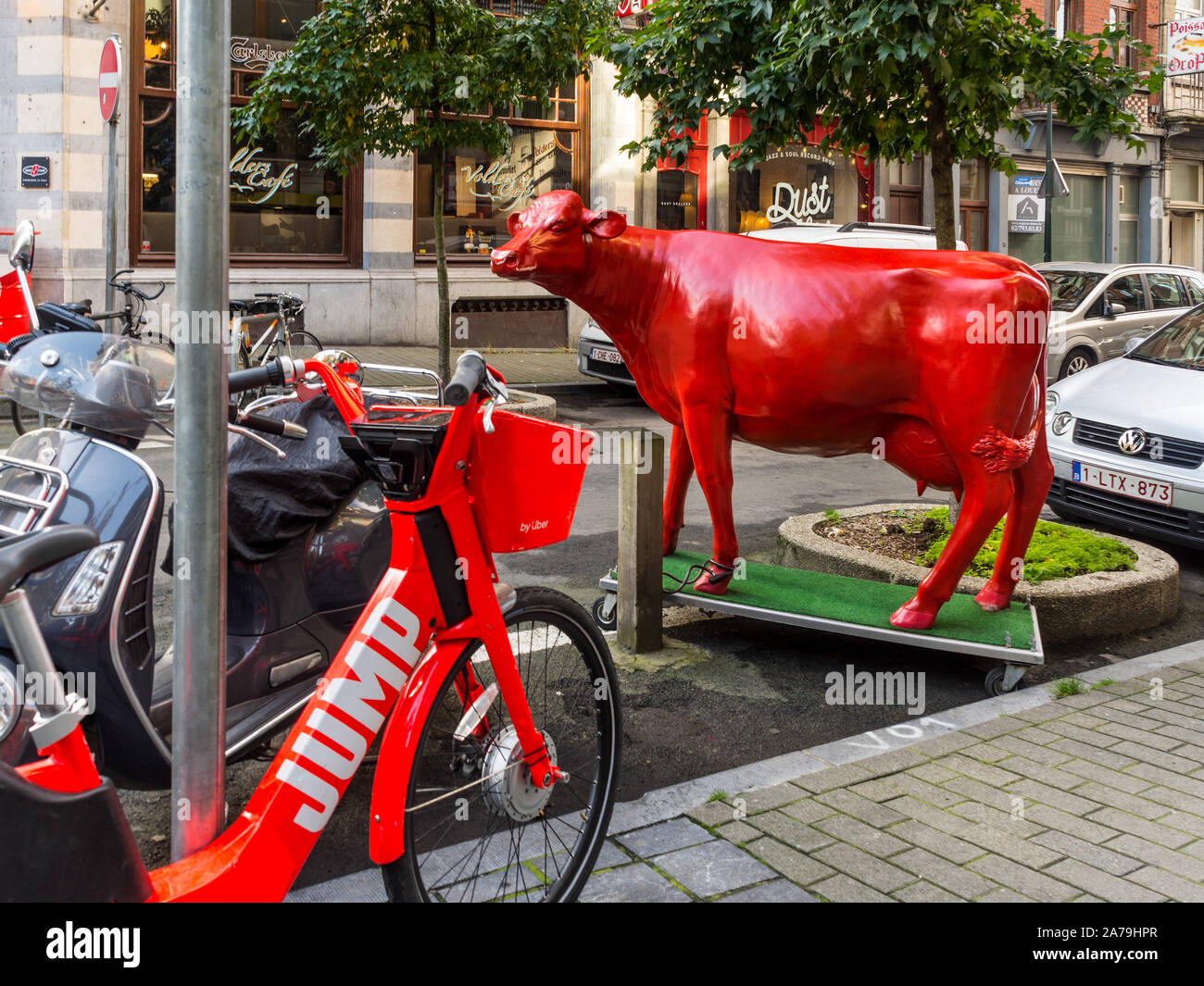 Life-size Red cow sculpture sur coin de rue de Saint Gilles, Bruxelles, Belgique. Banque D'Images