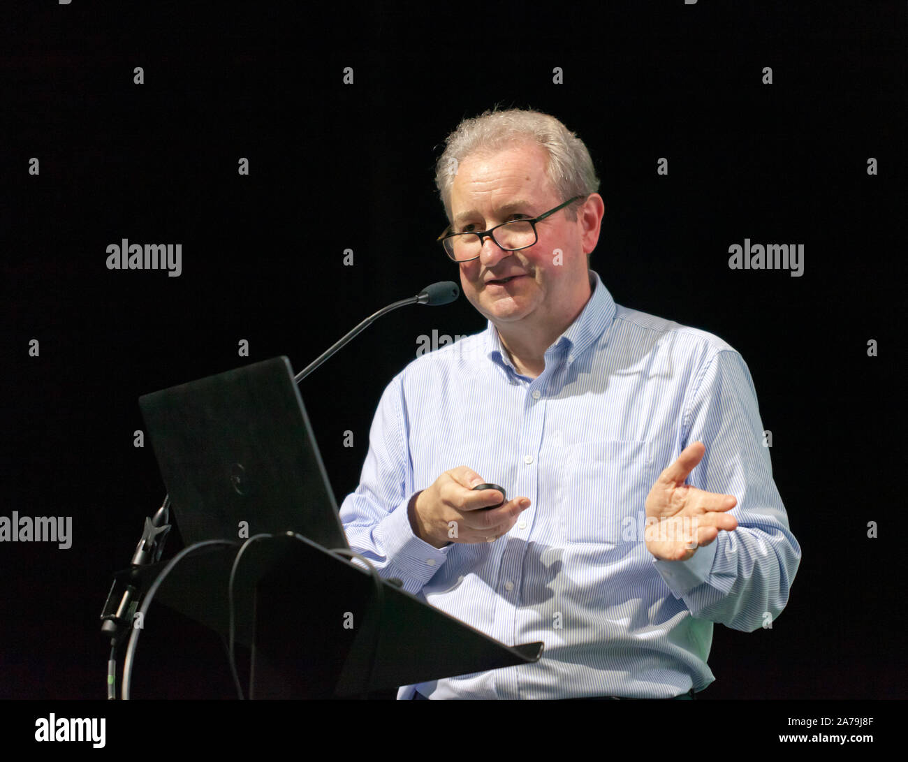 Rhys Lewis , chef de l'Institut de métrologie quantique, au National Physical Laboratory, parler de 'La révolution quantique ', sur le stade de la technologie, au New Scientist Live 2019 Banque D'Images