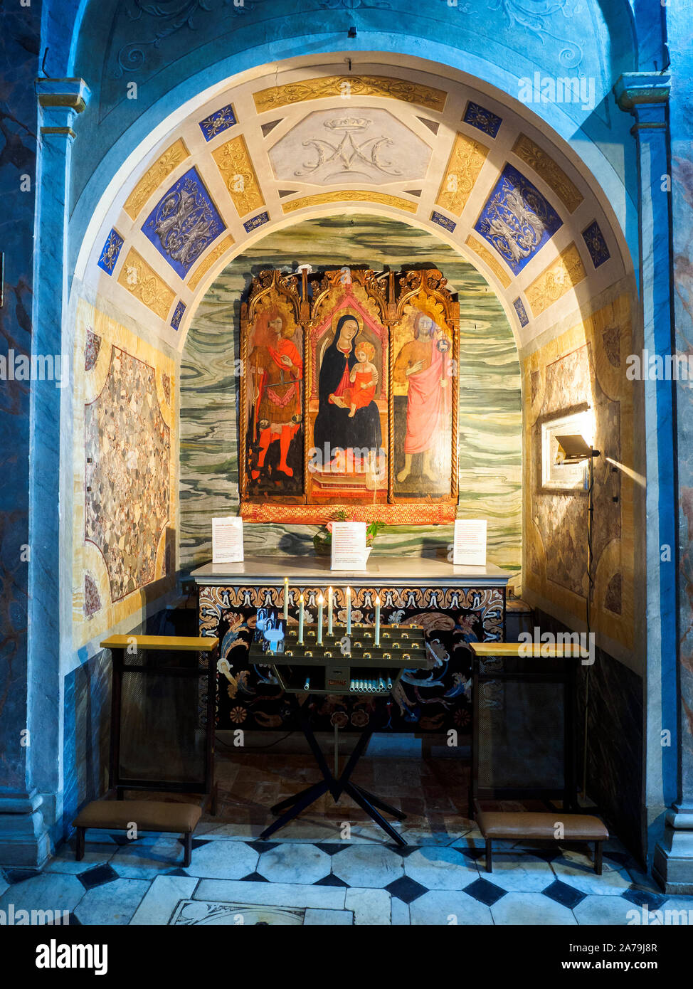 Le triptyque 'Madonna et l'enfant avec Saint Jean Baptiste et l'Archange Michael' XIV siècle Église de Santa Barbara dei Librai - Rome, Italie Banque D'Images