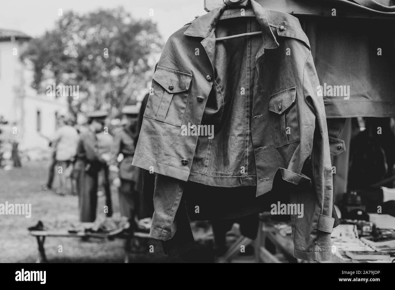 Veste militaire qui pendent et soudures brouillée derrière Banque D'Images