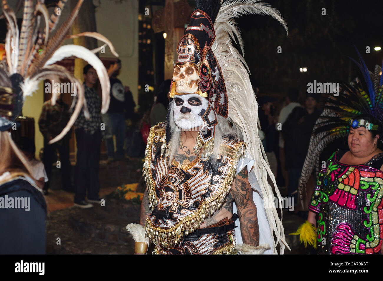 Los Angeles, Californie/USA - 30 octobre 2019 : Un homme vêtu de vêtements traditionnels autochtones participe à la Dia de los Muertos célébration à O Banque D'Images