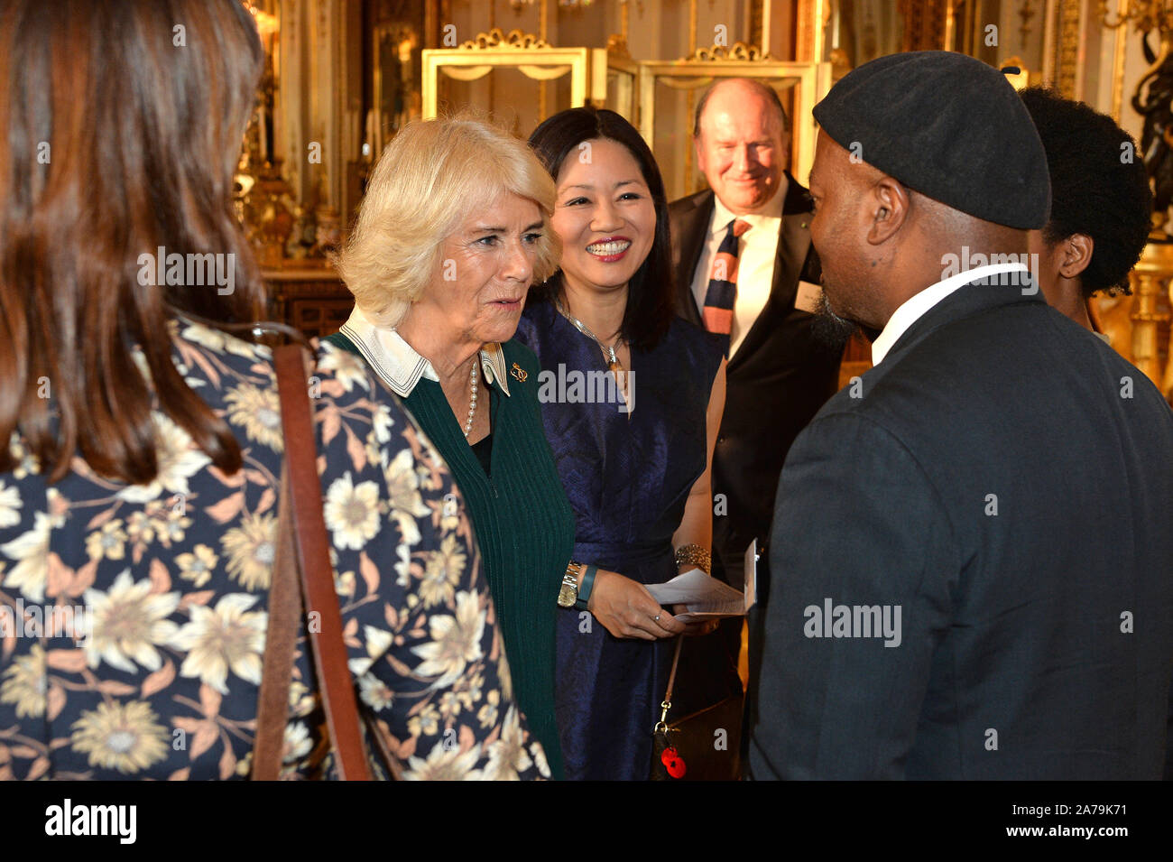 La duchesse de Cornouailles rencontre poète Ben Okri, lors d'une réception pour les gagnants du concours de rédaction du Commonwealth de la reine au palais de Buckingham à Londres. Banque D'Images