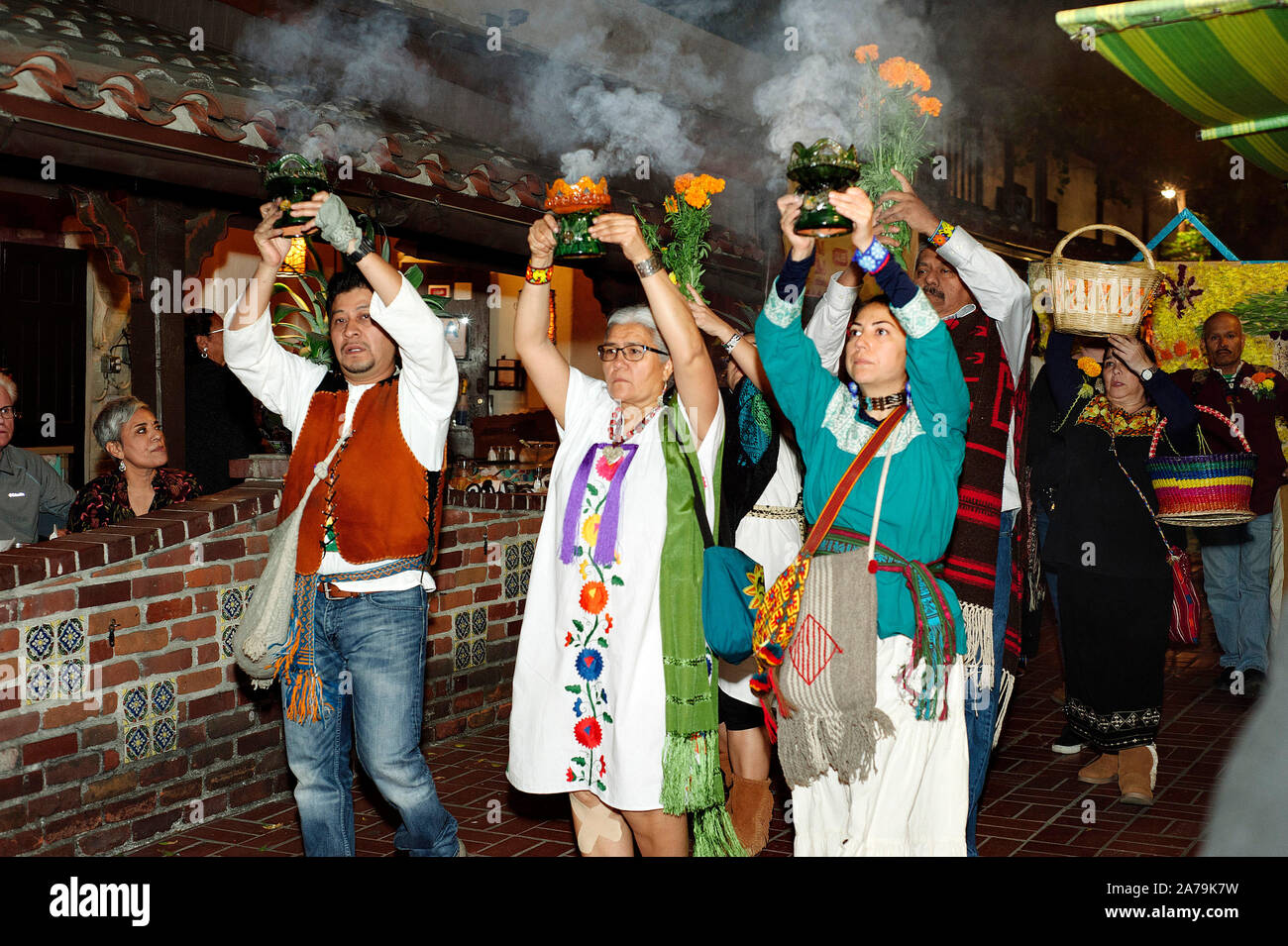 Los Angeles, Californie/USA - 30 octobre 2019 : la procession du Dia de los Muertos les participants à la célébration, Olvera Street est dirigée par thre Banque D'Images