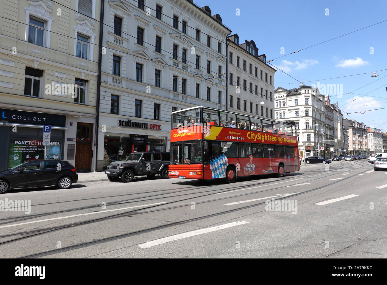 Munich. Bavière / Allemagne - le 1er mai, 2019 : Excursion en bus avec les touristes étrangers se déplace sur rue à Munich journée ensoleillée Banque D'Images