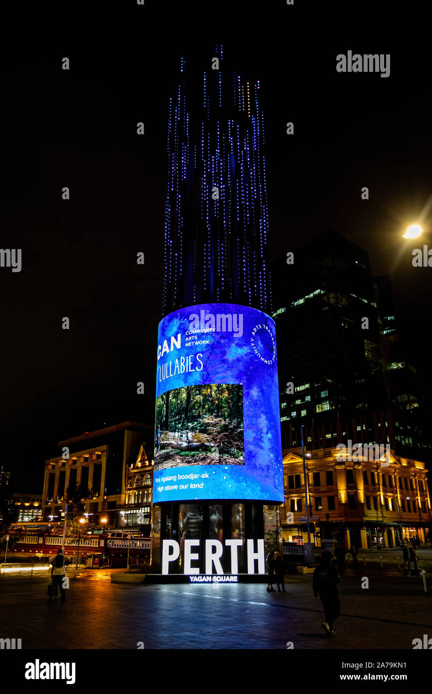 Médias numériques d'affichage autour de nuit dans des carrés Yagan, Perth, Australie, le 23 octobre 2019 Banque D'Images