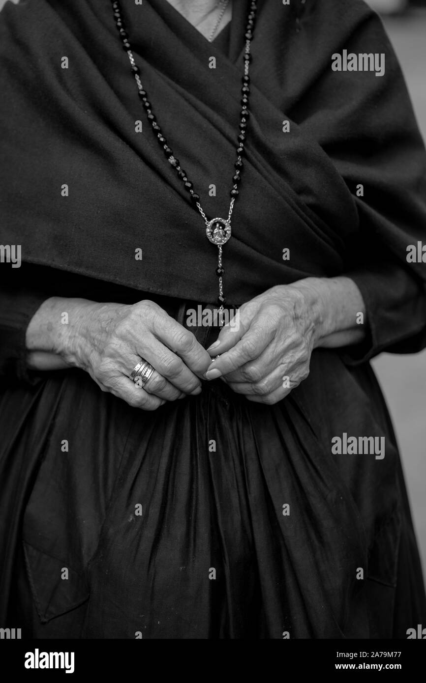 Femme en deuil avec un rosaire Banque D'Images