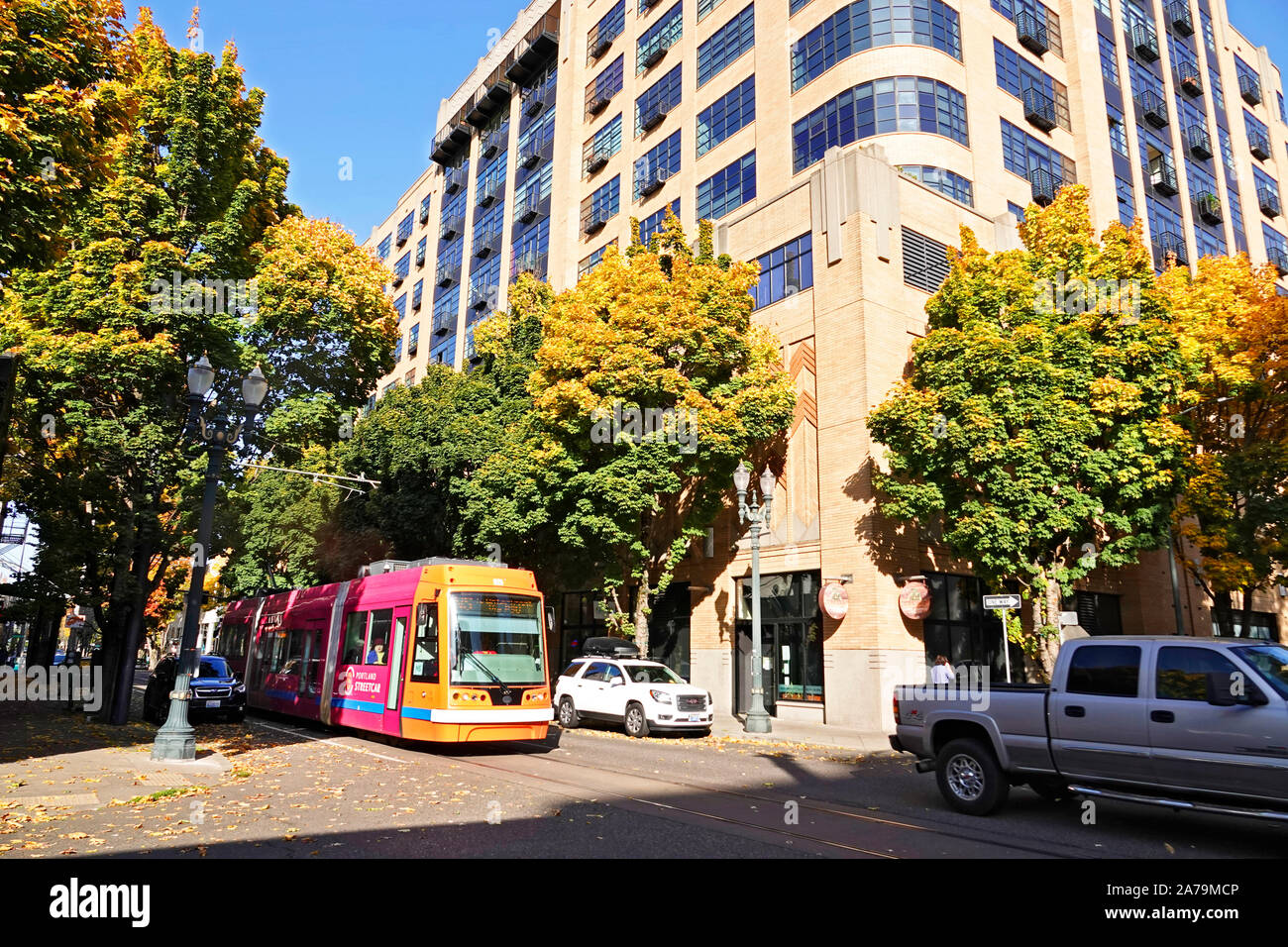 Les transports en commun, y compris le tri Portland rencontré MAX train et la rue Portland, les voitures sont populaires modes de transport du centre-ville de Portla Banque D'Images