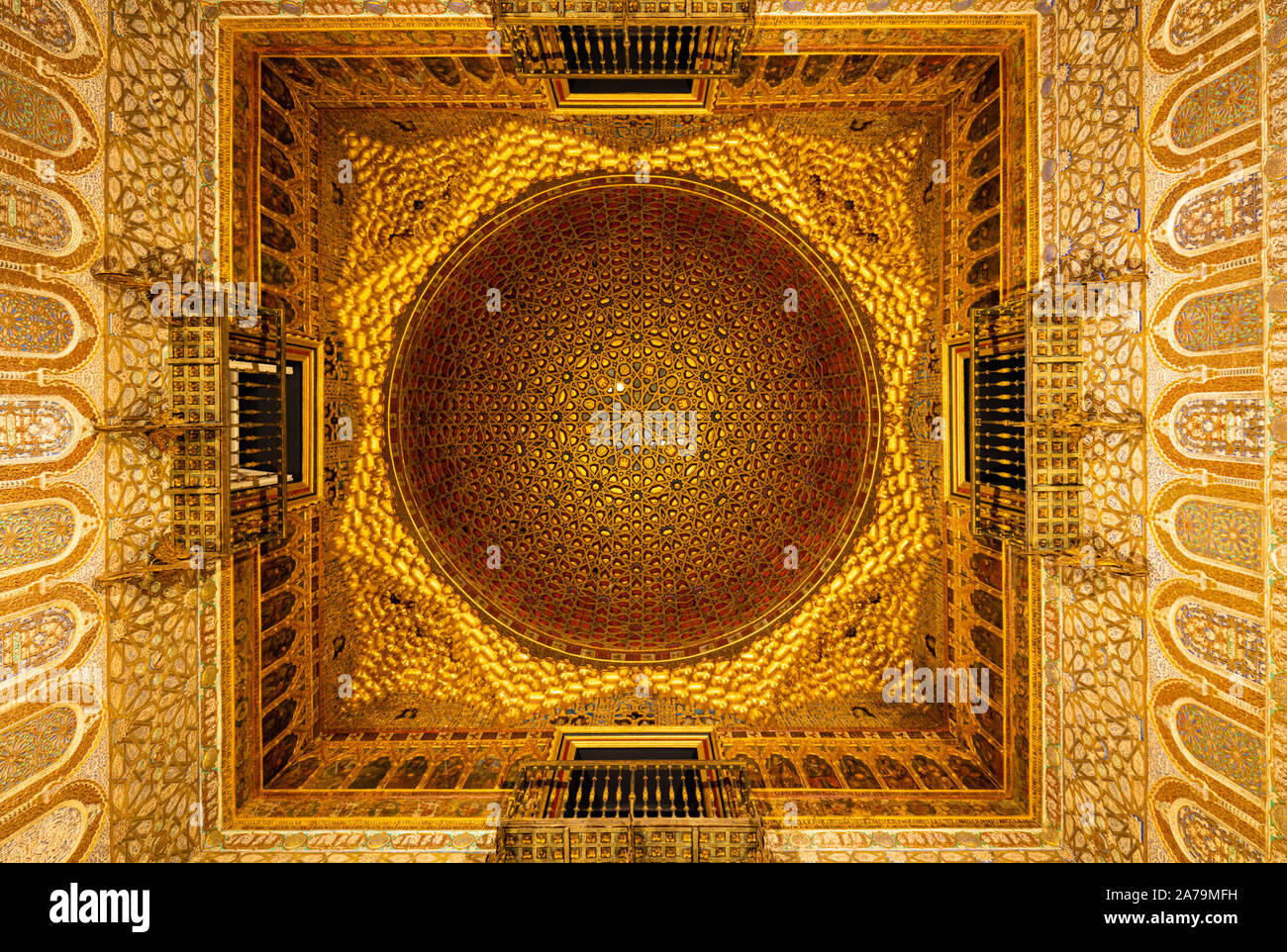 Le dôme doré plafond dans le Salón de Embajadores (Salle des Ambassadeurs) Alcazar de Séville Séville Séville Espagne Séville Andalousie Espagne eu Europe Banque D'Images