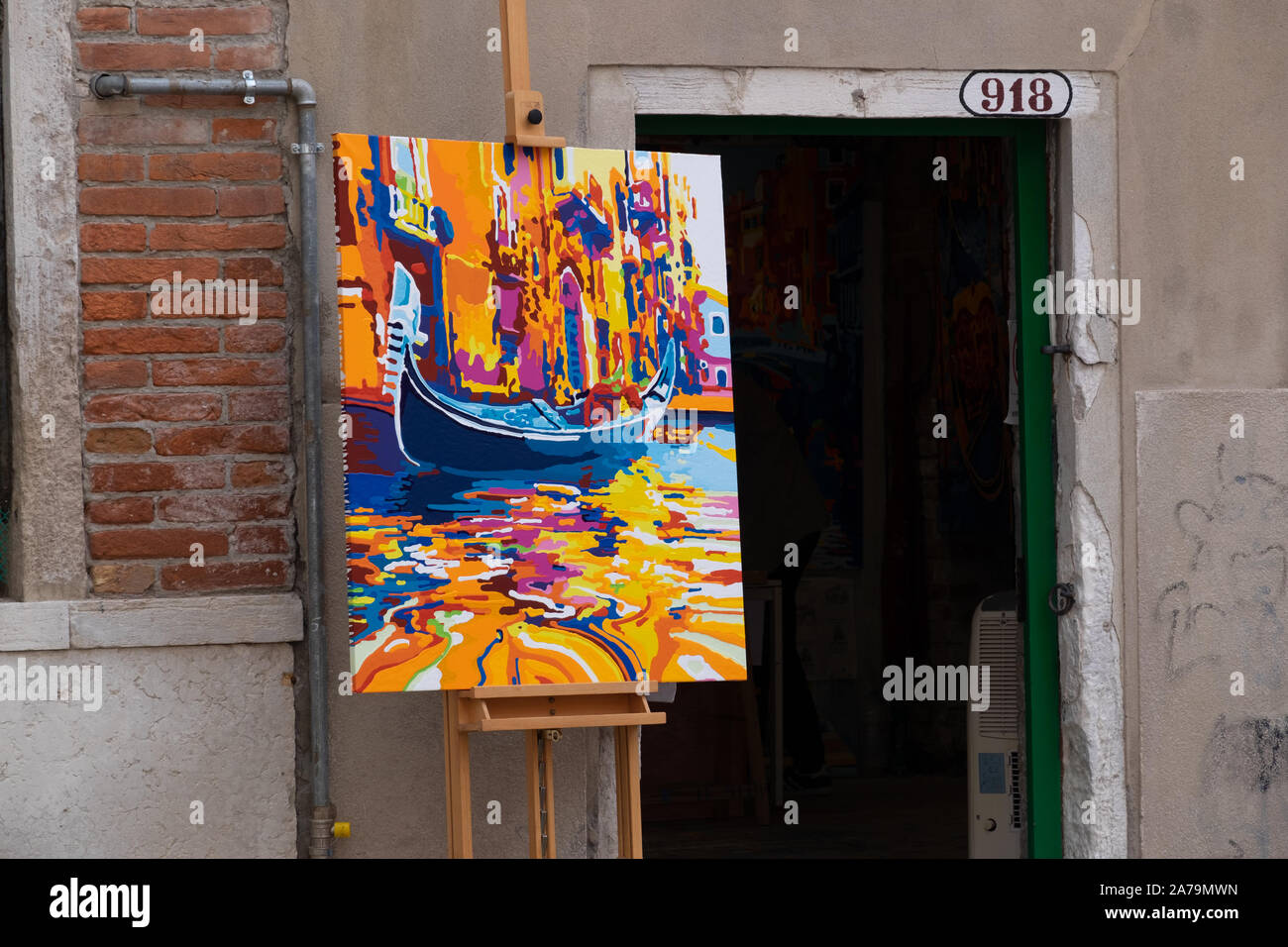Peinture à l'huile originale peinte de façon percutante en jaune, orange et bleu d'une gondole sur un canal affiché sur un chevalet dans la rue pour annoncer une galerie Banque D'Images