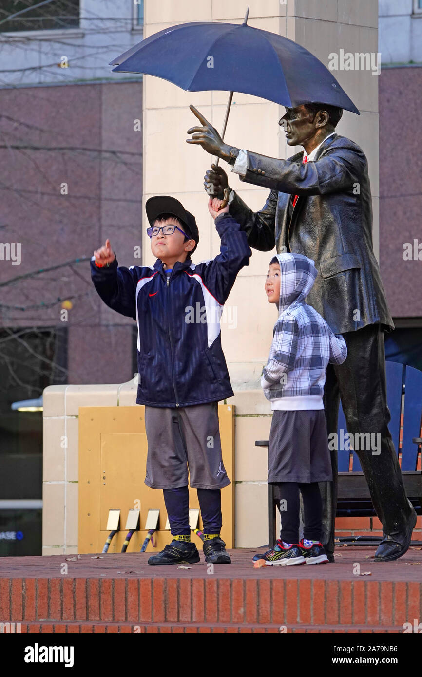 Cette sculpture, nommé 'Permettez-moi' mais aussi appelé 'Le Umbrella Man', est l'une des principales attractions pour les visiteurs de Pioneer Courthouse Square historique Banque D'Images