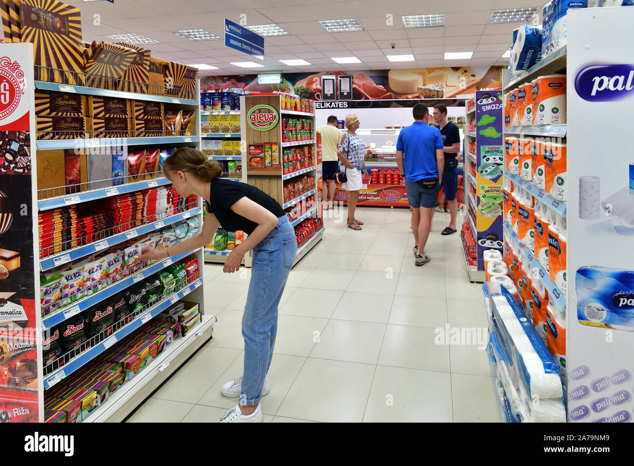 Budva, Monténégro - Jone 12.2019. Produits et produits connexes dans le magasin Megapromet Banque D'Images