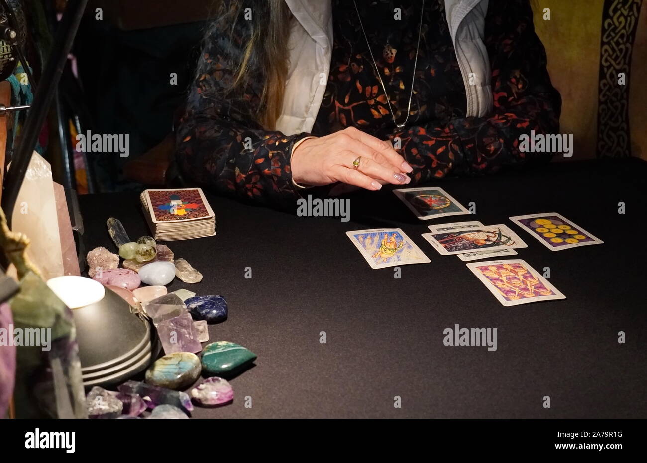 Boothbay Harbor, ME / USA - 20 octobre 2019 : lecteur de carte de tarot client raconte ses interprétations sur les cartes qu'elle a appelé depuis le pont Banque D'Images