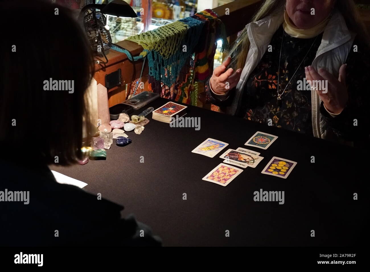 Boothbay Harbor, ME / USA - 20 octobre 2019 : lecteur de carte de tarot client raconte ses interprétations sur les cartes qu'elle a appelé depuis le pont Banque D'Images