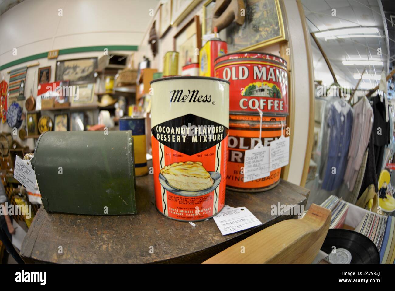 Utilisé pour la vente d'antiquités au marché aux puces dans l'Oregon où les éléments sont réutilisés et revendus au lieu d'enfouissement, les boîtes de café et ingrédients culinaires Banque D'Images