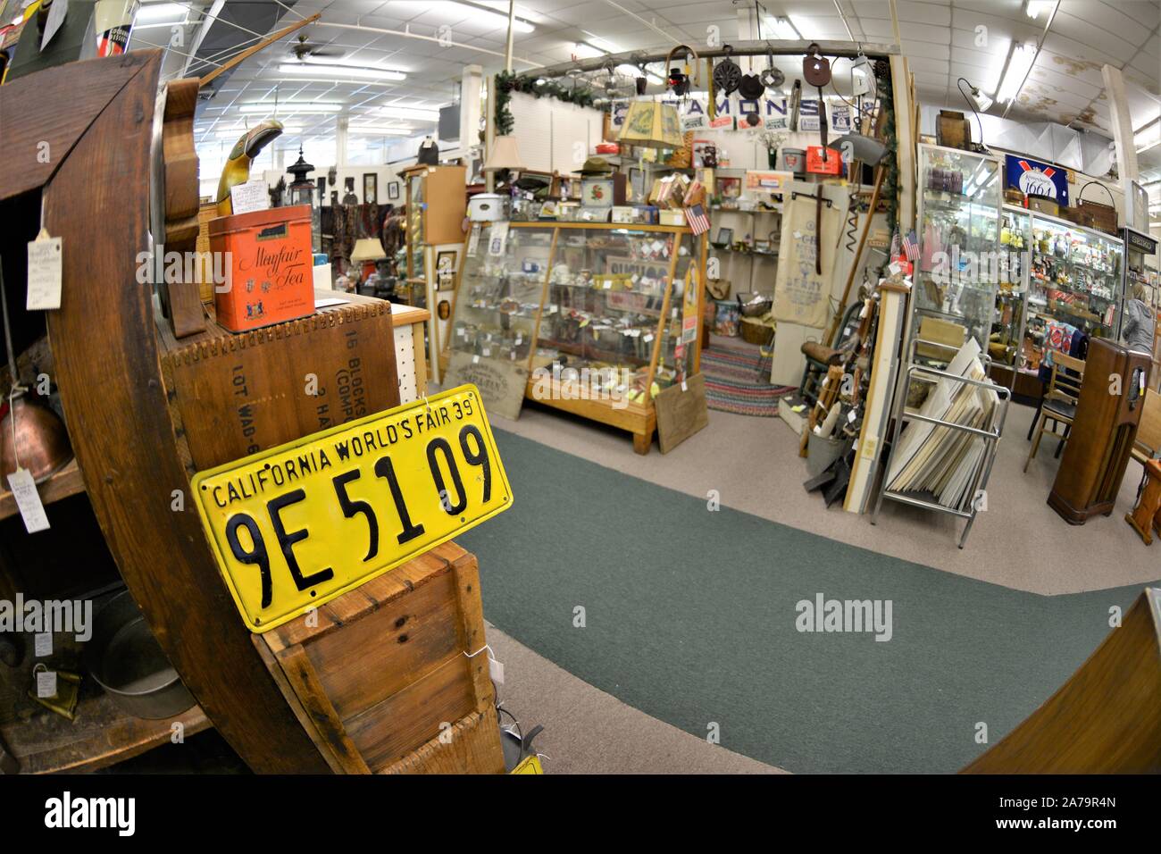 Utilisé pour la vente d'antiquités au marché aux puces dans l'Oregon où les éléments sont réutilisés et revendus au lieu d'enfouissement, de la plaque d'auto voiture Banque D'Images