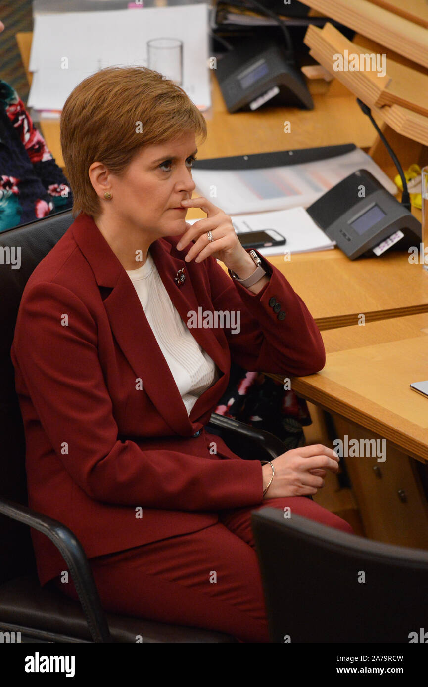 Paris, 30 octobre 2019. Sur la photo : Nicola Sturgeon MSP - Premier Ministre de l'Écosse et Leader du Parti national écossais (SNP) est à l'écoute de Michael Russell MSP dans la chambre. Scènes de la chambre au parlement écossais à Édimbourg. Déclaration du ministre : Impact de la nouvelle sortie de l'UE portent sur l'Ecosse. Crédit : Colin D Fisher/CDFIMAGES.COM Banque D'Images