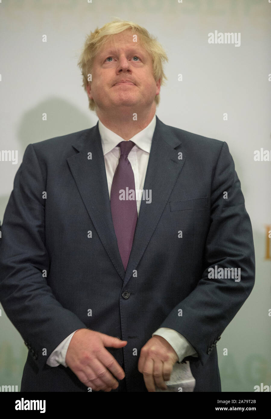 Boris Johnson à rude épreuve pendant le décompte de sa circonscription au cours de la Uxbridge 2017 Élection générale où il conserve son siège d'Uxbridge et South Ruislip. Banque D'Images