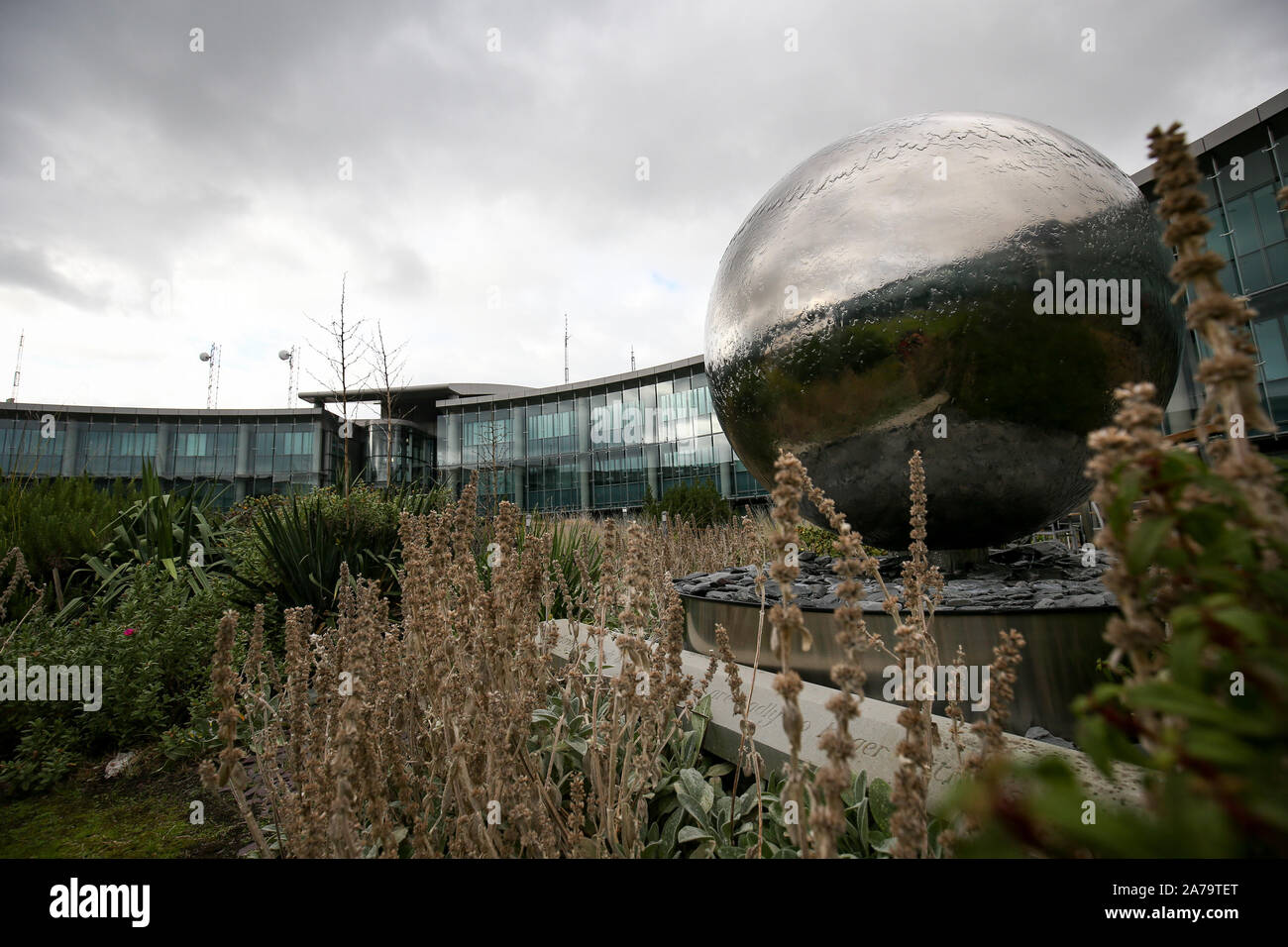 Dans les jardins, Government Communications Headquarters GCHQ, communément connu sous le nom de l'organisation de renseignement et de sécurité la responsabilité de fournir le renseignement sur les transmissions et l'assurance de l'information au gouvernement et les forces armées du Royaume-Uni, basée à Cheltenham. Banque D'Images