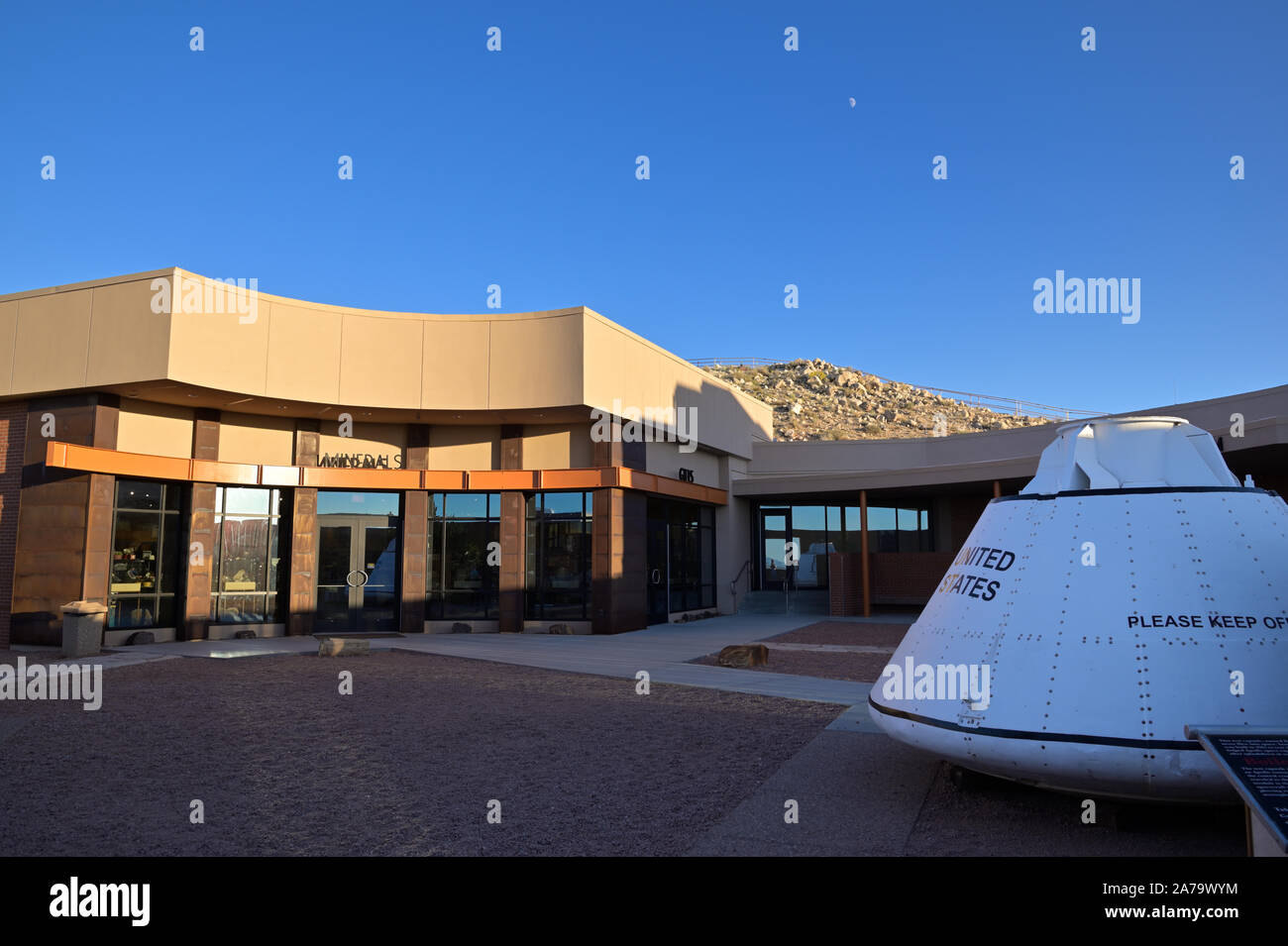 Les touristes peuvent profiter d'une vue imprenable depuis le plateau du Meteor Crater vers le pic Humphreys et le cratère du coucher du soleil au nord de Flagstaff, près de Diablo Canyon AZ Banque D'Images
