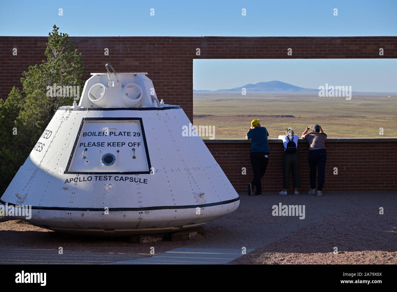 Les touristes appréciant la vue incroyable de Meteor Crater vers le pic Humphreys et les pics de San Francisco au nord de Flagstaff, près de Diablo Canyon AZ Banque D'Images