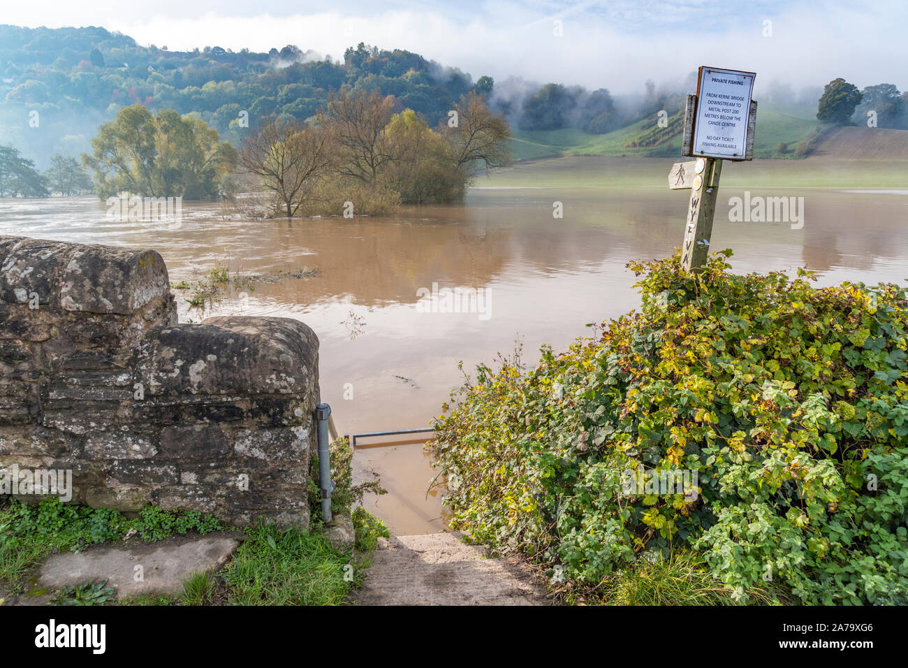 La vallée de la Wye à pied Long Distance Footpath submergé sous les eaux limoneuses, boueux de la rivière Wye dans inondation sur 28.10.2019 à Kerne Bridge, Hereford Banque D'Images