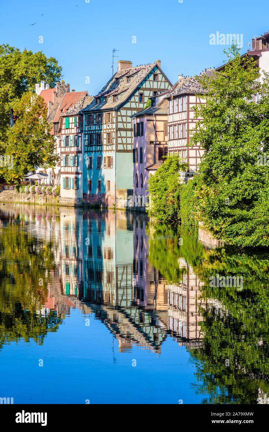Gros plan sur les maisons à colombage se reflétant dans les eaux calmes de la rivière Ill canal dans le quartier de la Petite France à Strasbourg, France. Banque D'Images