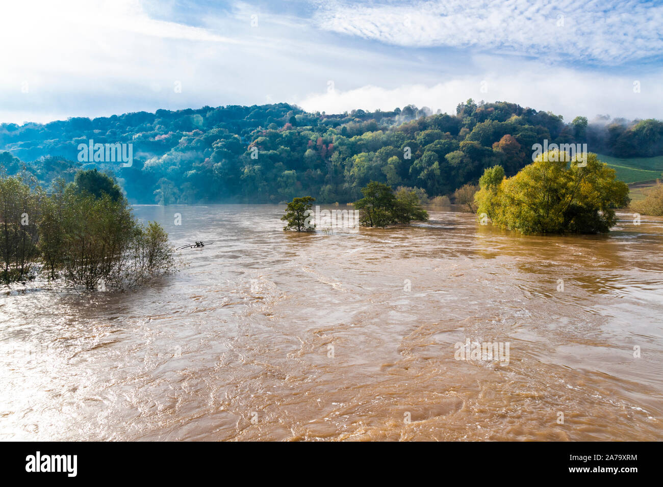 La boue, les eaux limoneuses de la rivière Wye dans inondation sur 28.10.2019 à Kerne Bridge, Herefordshire UK - l'inondation a été causée par de fortes pluies dans le pays de Galles. Banque D'Images