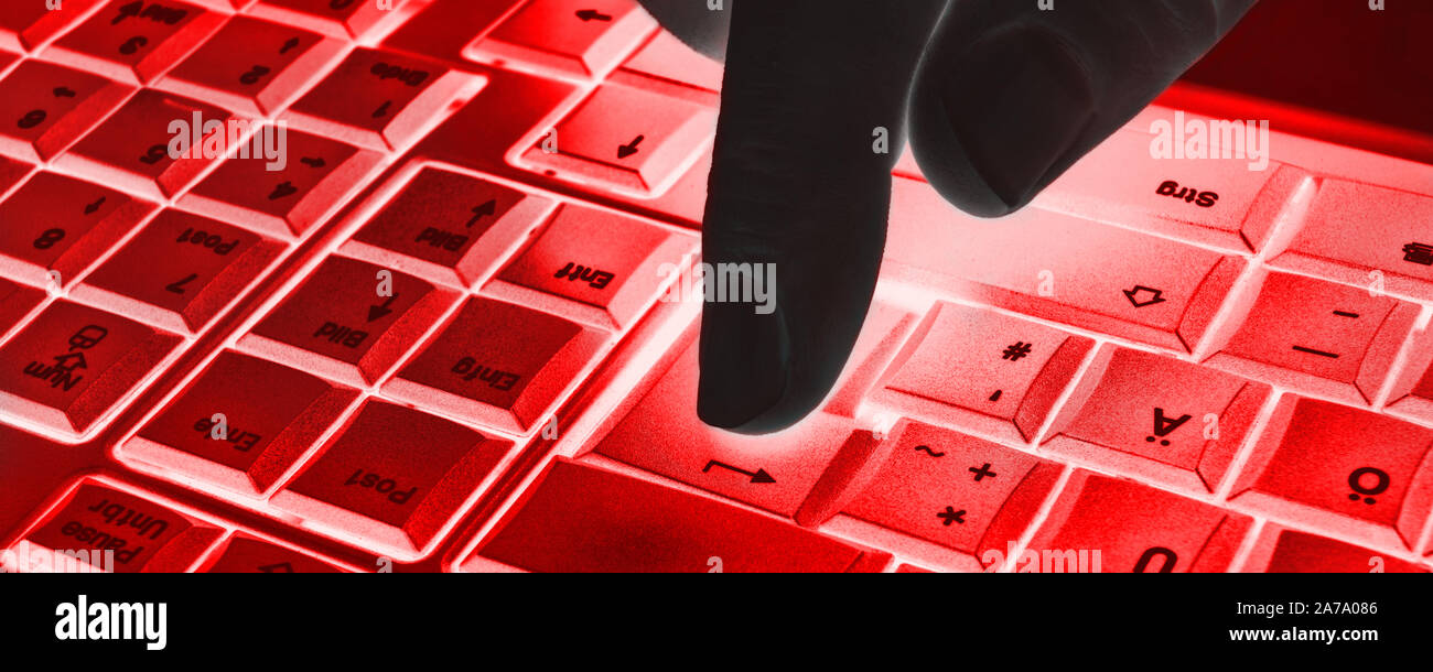 Clavier avec la main et la lumière rouge Banque D'Images