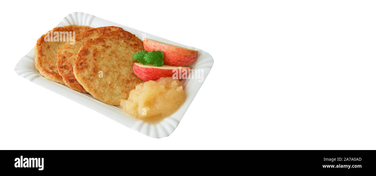 Galettes de pommes de terre avec sauce aux pommes sur fond blanc Banque D'Images