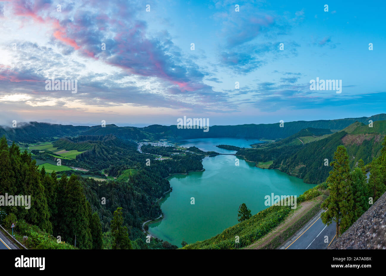 Une image panoramique des sept villes (Lac Lagoa das Sete Cidades) au coucher du soleil. Banque D'Images