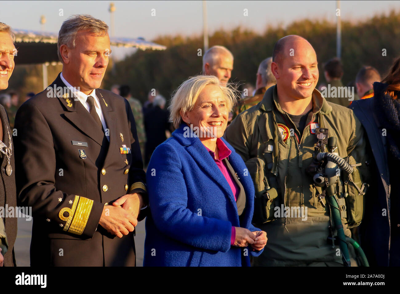 LEEUWARDEN, Joint Strike Fghter à Leeuwarden, 31-10-2019. Ank Bijleveld (R) avec un pilote (RR) et Rob Bauer (L). Banque D'Images