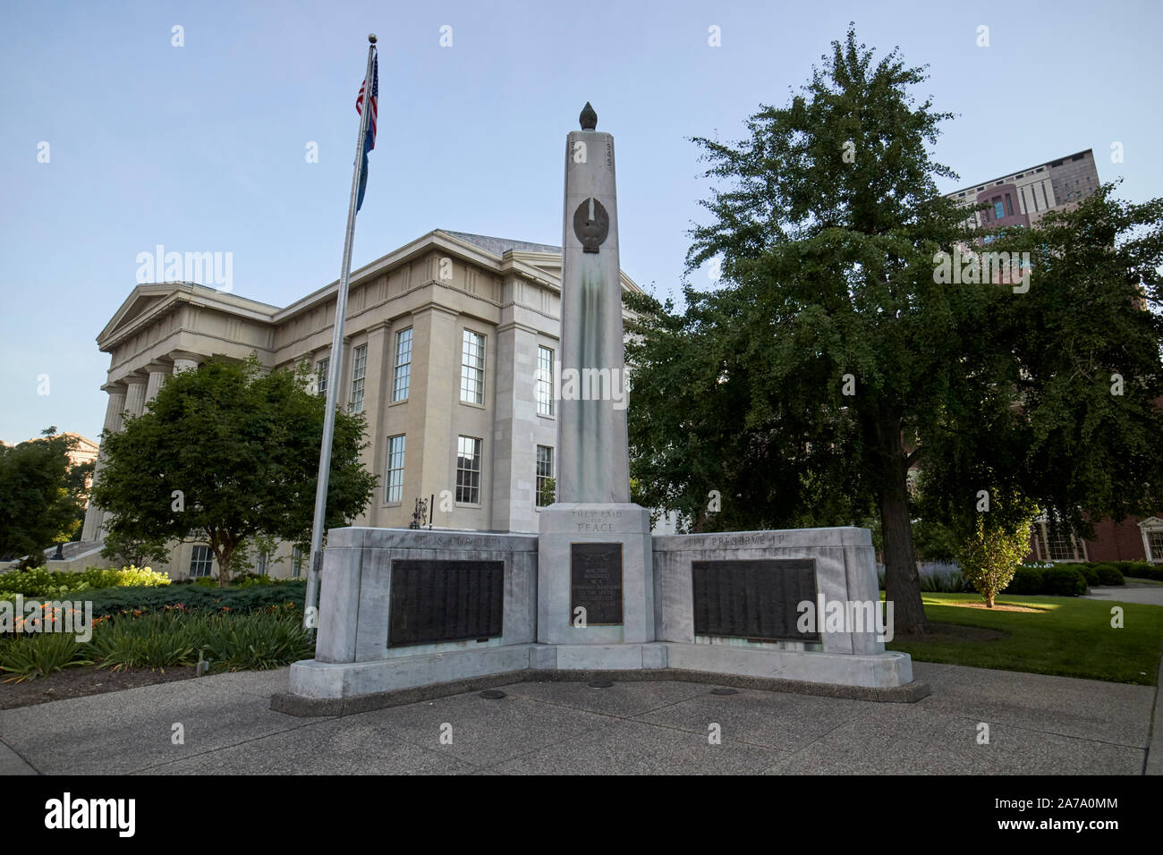 World War 2 Memorial Hall de métro à l'extérieur de l'ancien palais de justice du comté de Jefferson building louisville Kentucky USA Banque D'Images