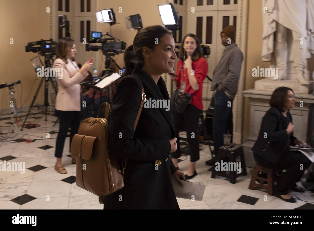 Washington, United States. 31 octobre, 2019. Alexandria, Ocasio-Cortez rép. (D-NY) Promenades à la Chambre des communes sur la colline du Capitole à Washington, DC le jeudi 31 octobre, 2019. Photo par Tasos Katopodis/UPI UPI : Crédit/Alamy Live News Banque D'Images