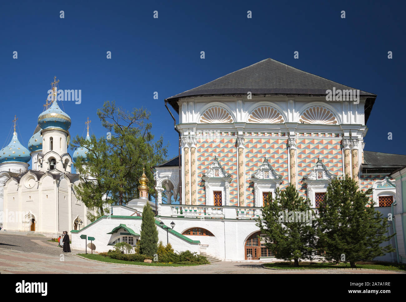 Serguiev Posad, DANS LA RÉGION DE MOSCOU, RUSSIE - 10 MAI 2018 : Saint Laure Trinity-Sergius. Vue sur le réfectoire et l'Esprit Saint sur l'Église un beau printemps da Banque D'Images