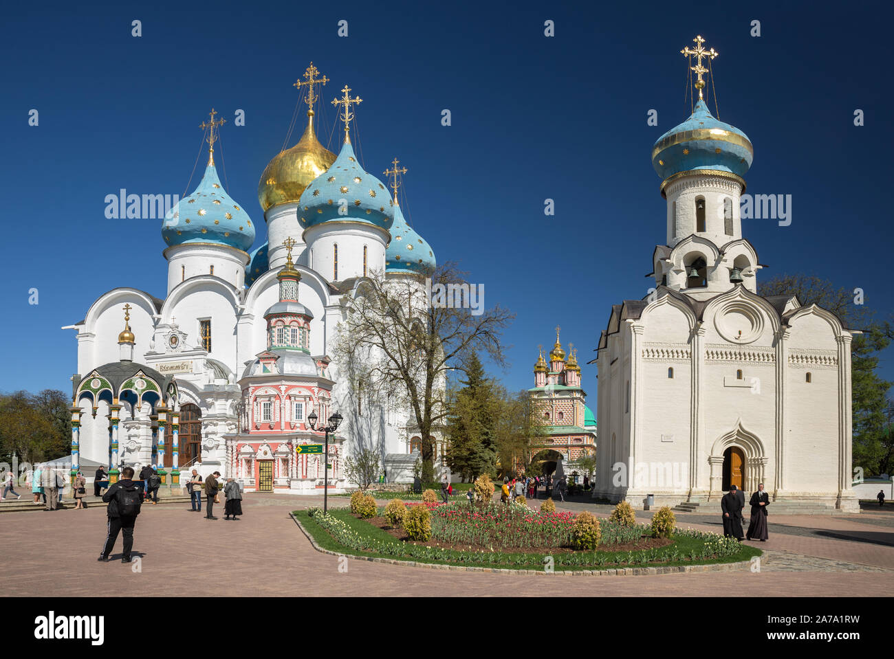 Serguiev Posad, DANS LA RÉGION DE MOSCOU, RUSSIE - 10 MAI 2018 : les gens sur place principale dans Trinity-Sergius Sainte Lavra. Cathédrale de l'Assomption, église du Saint Spi Banque D'Images