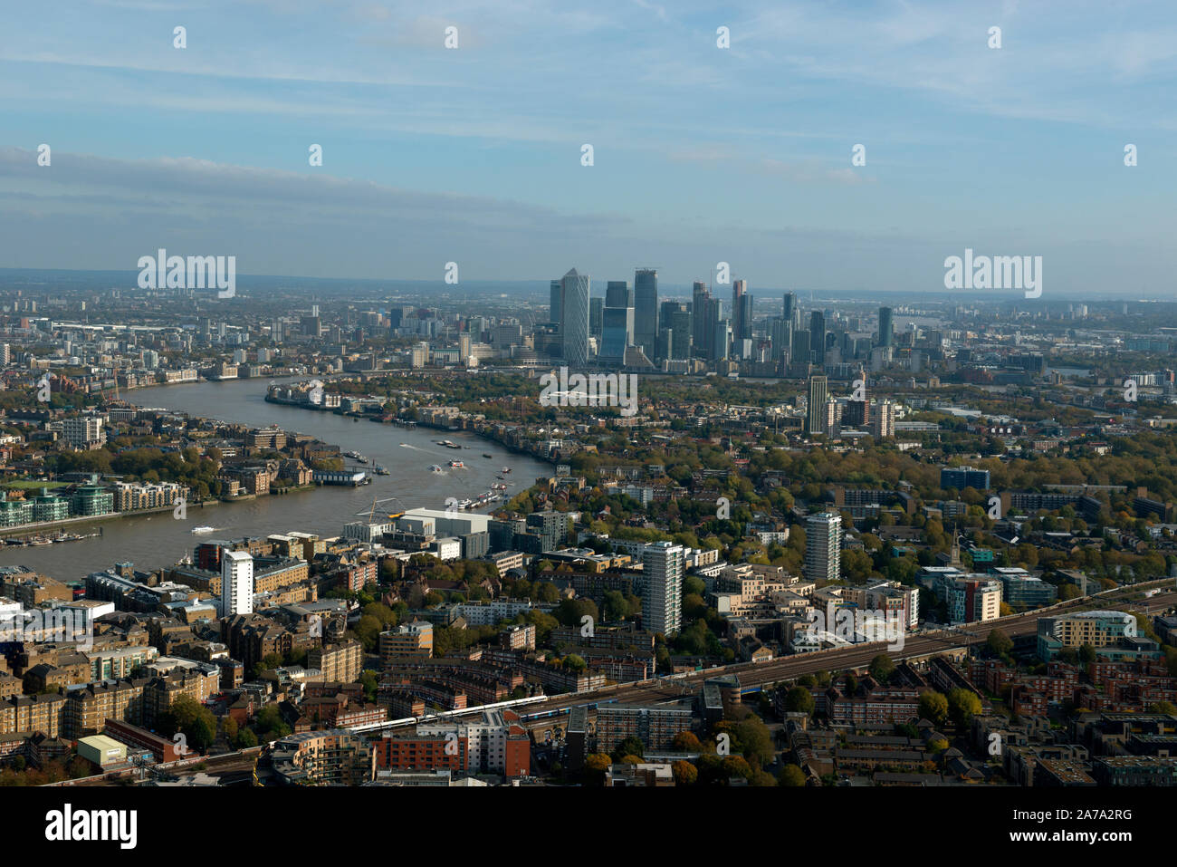 Le quartier financier de Canary Wharf et de la Tamise vu de l'air dans le sud de Londres. Banque D'Images