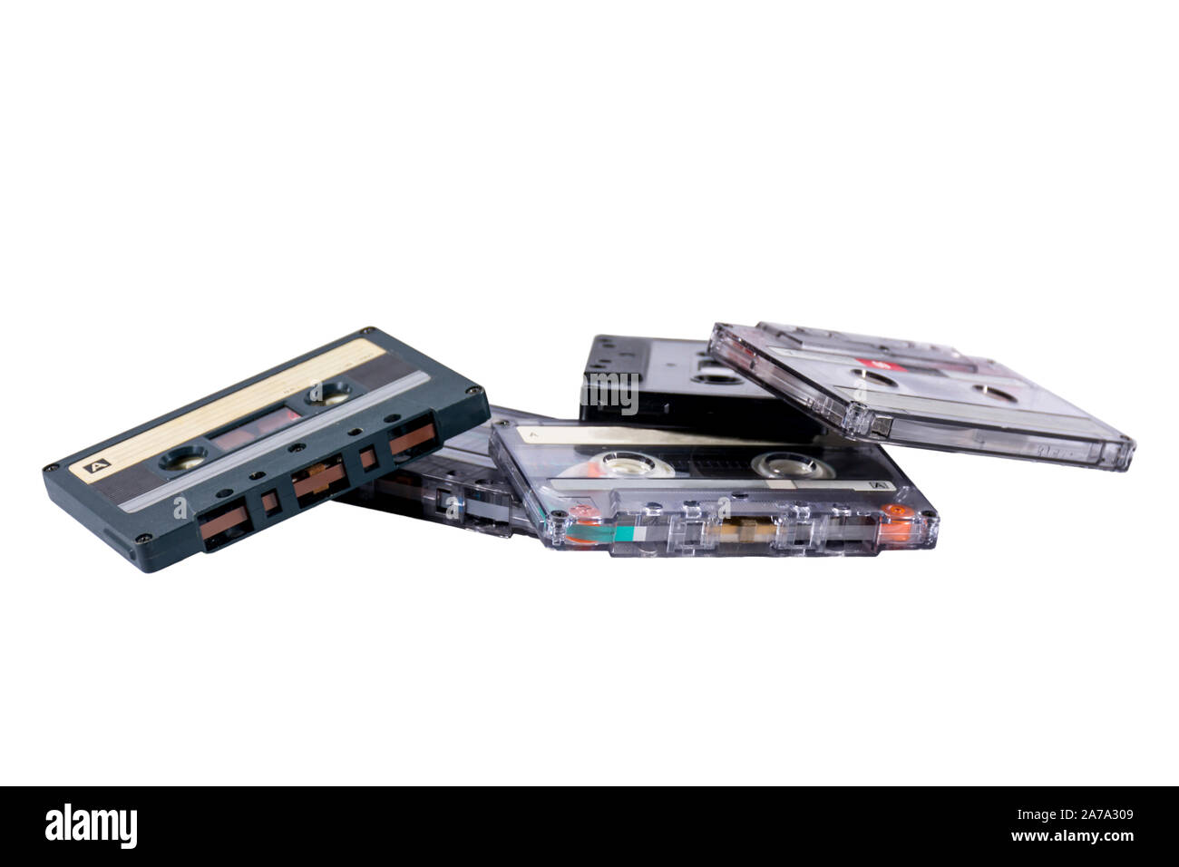 Vieilles cassettes dans un segment isolé sur fond blanc Banque D'Images