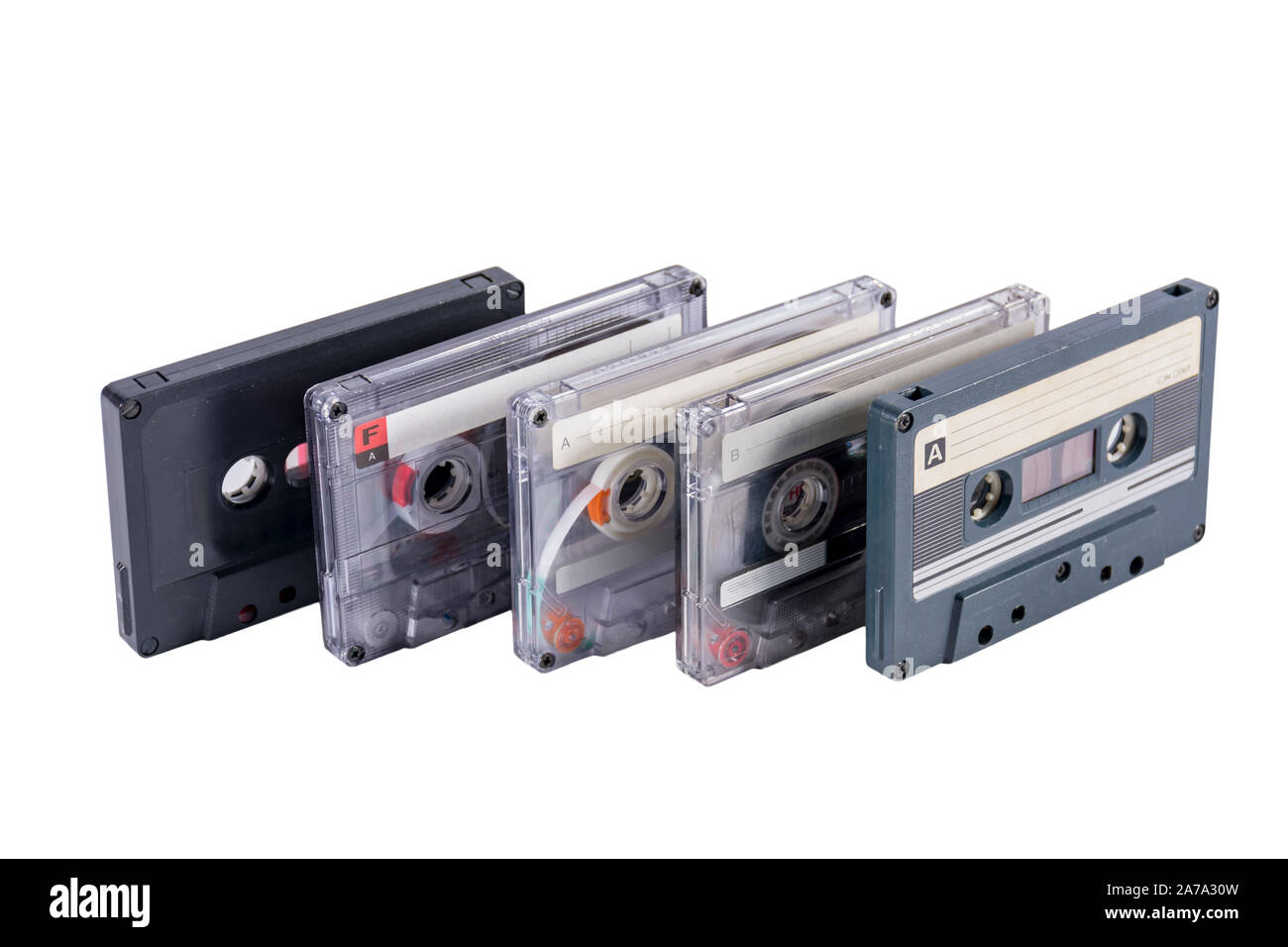 Vieilles cassettes dans un segment isolé sur fond blanc Banque D'Images