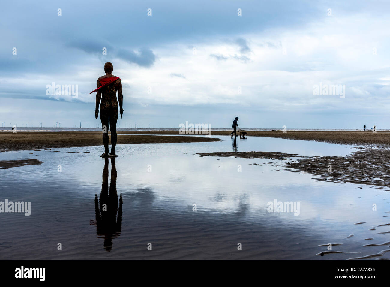 Crosby Beach, maison permanente pour "un autre endroit", sculpture de l'artiste, Antony Gormley. Liverpool, Royaume-Uni Banque D'Images