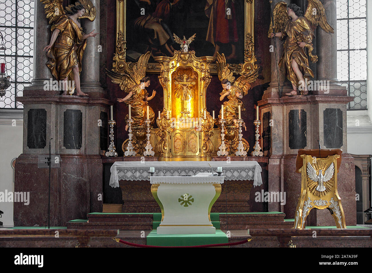 Vu ici en tout c'est splendeur est le maître-autel de l'église basé à Munich, à savoir Heiliggeistkirche. Banque D'Images