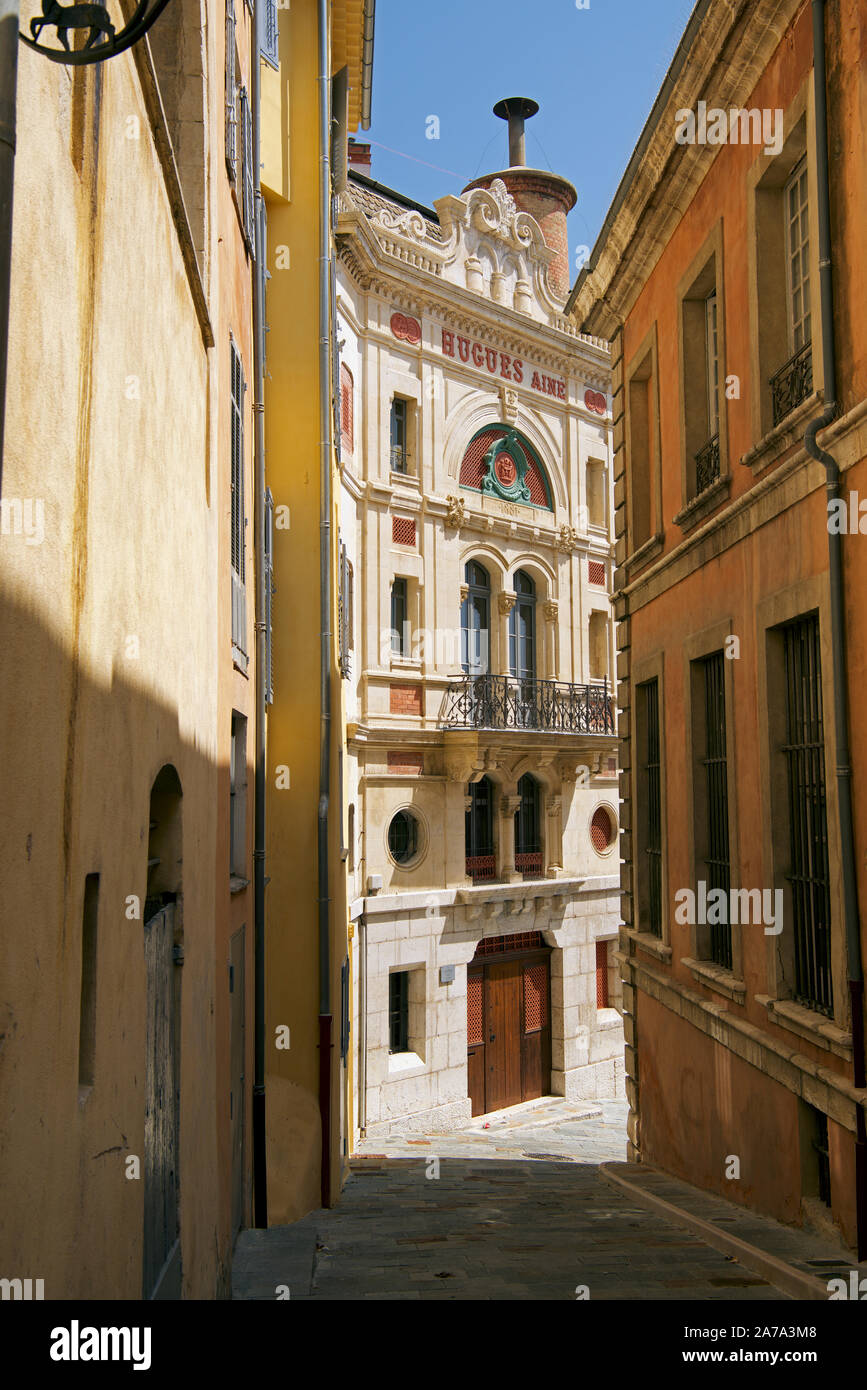 Ruelle étroite avec Hugues Aine parfumerie Grasse bâtiment Provence France Banque D'Images