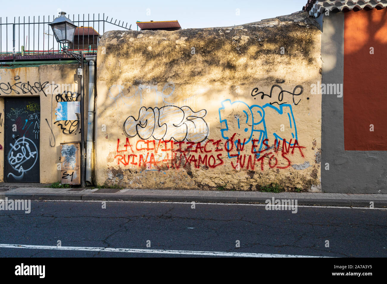 Vandalisme par graffitis sur un vieux mur à San Cristobel de La Laguna, Tenerife, Canaries, Espagne Banque D'Images