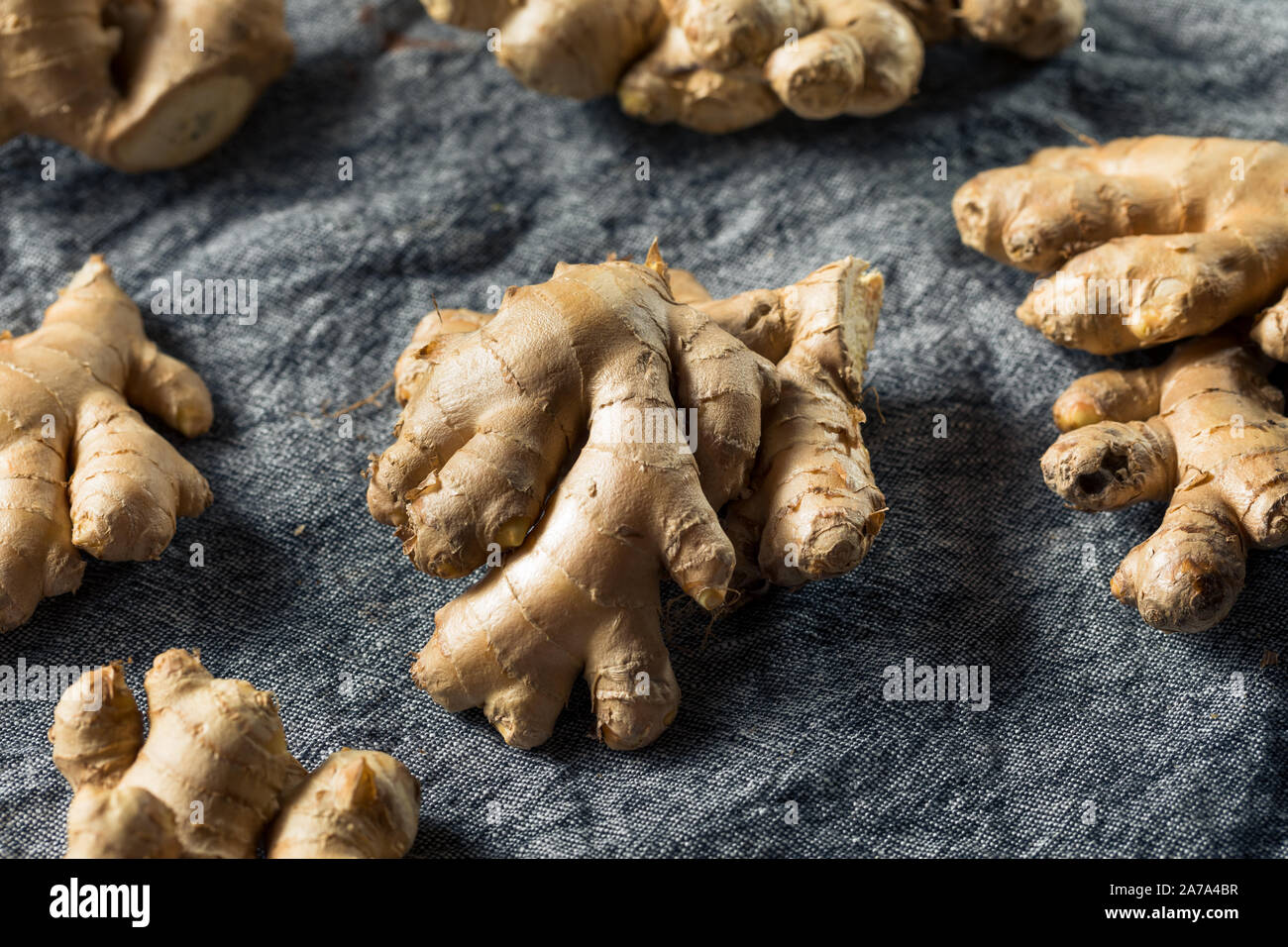 Matières organiques marron racine de gingembre épicé prêt à cuire Banque D'Images