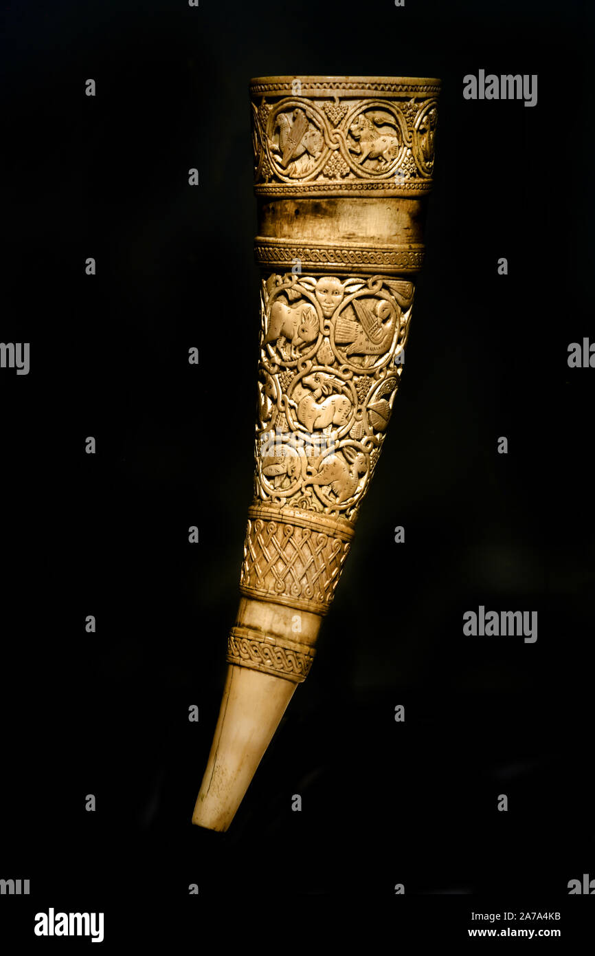 Oliphant (Hunting-Horn) animaux et oiseaux longueur 47,5 cm. L'ivoire provenant de la Sicile et le Sud de l'Italie, la première moitié de 11e siècle (corne faire d'ivoire d'éléphant.) Musée de l'Ermitage. Banque D'Images