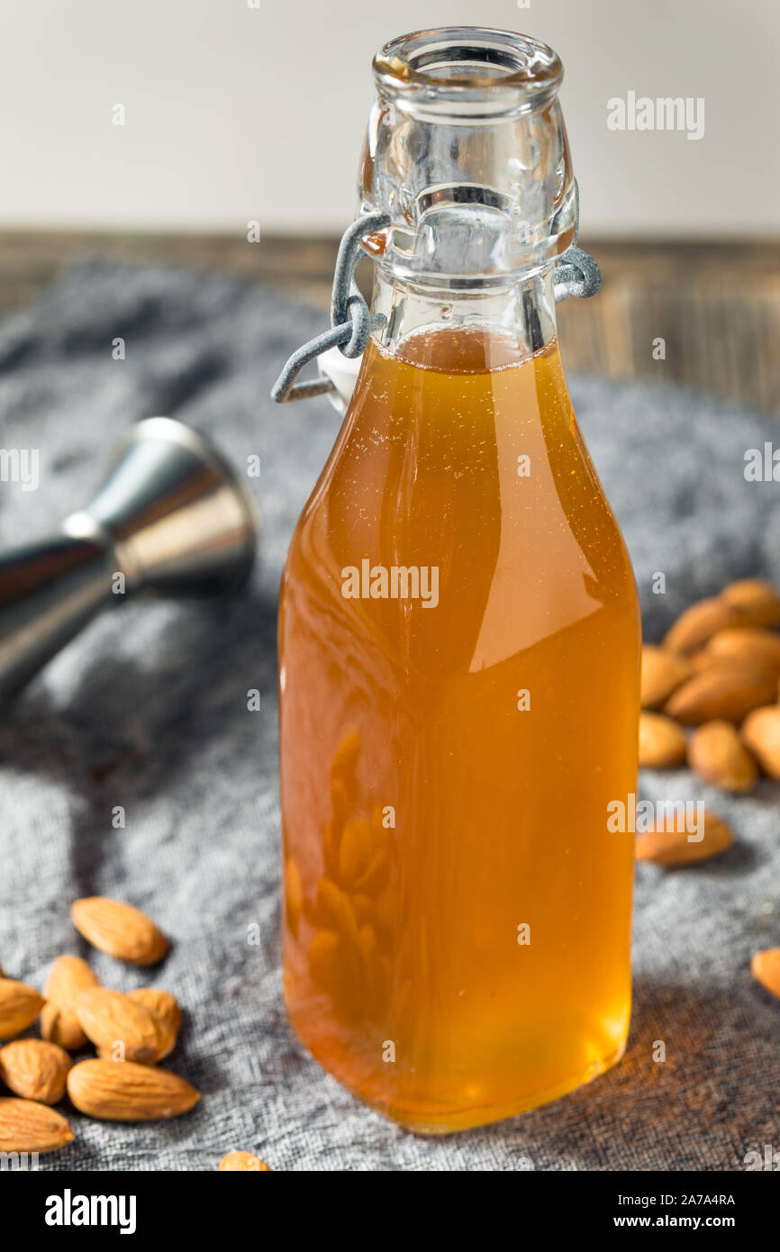 Amande Bio faits maison dans une bouteille de sirop d'orgeat Banque D'Images