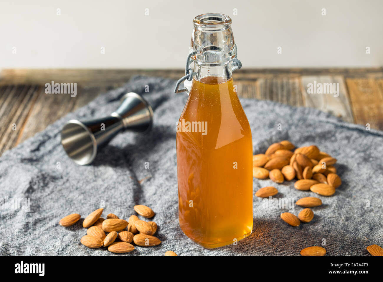 Amande Bio faits maison dans une bouteille de sirop d'orgeat Banque D'Images